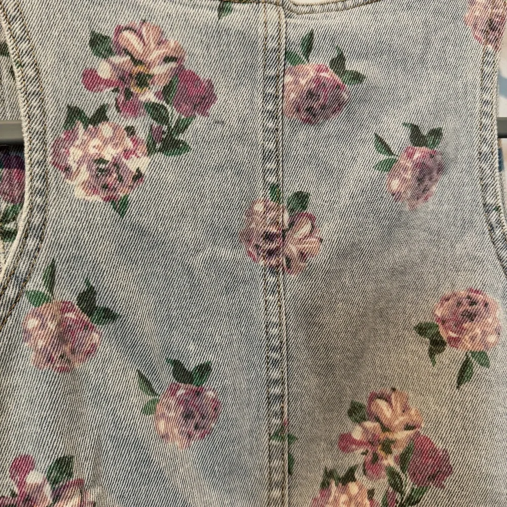 Wild Fable Light Wash Denim Floral Crop Top with Pink Roses - Picture 5 of 9